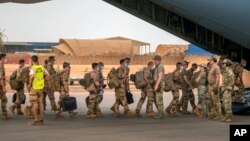 FILE - French Barkhane force soldiers who wrapped up a tour of duty in the Sahel leave their base on a transport plane in Gao, Mali, 6.9.2021. French President Emmanuel Macron announced at a press conference 2.17.2022 that he is withdrawing French troops from Mali.