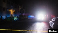 Polisi memeriksa tempat kejadian perkara di mana terjadi penembakan yang menewaskan satu orang dan melukai lima orang lainnya di Normandale Park, Portland, Oregon, pada 19 Februari 2022. (Foto: Reuters/Mathieu Lewis-Rolland)