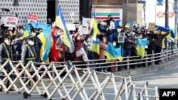 Aksi protes warga Ukraina yang tinggal di Jepang di dekat Kedutaan Besar Rusia di Tokyo, 23 Februari 2022. (JIJI PRESS / AFP)