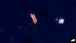 عکس ماهواره‌ای از انتقال کشتی به کشتی نفتکش سوئز رایان