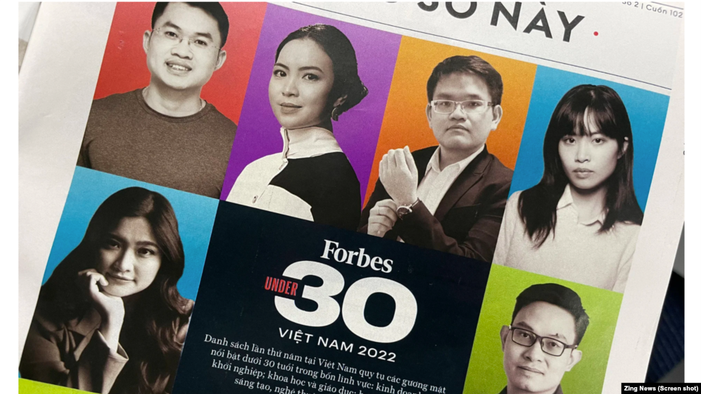 Ngô Hoàng Anh (trên thứ 2 từ phải), người bị tố cáo quấy rối tình dục qua tin nhắn, được chọn Forbes Việt Nam bình chọn cho danh sách các gương mặt trẻ tiêu biểu dưới 30 tuổi của năm nay.