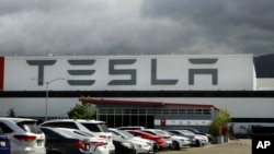 Vozila parkirana ispred fabrike Tesla u Frimontu, Kalifornija, 12. maj, 2020. (Foto: AP/Ben Margot)