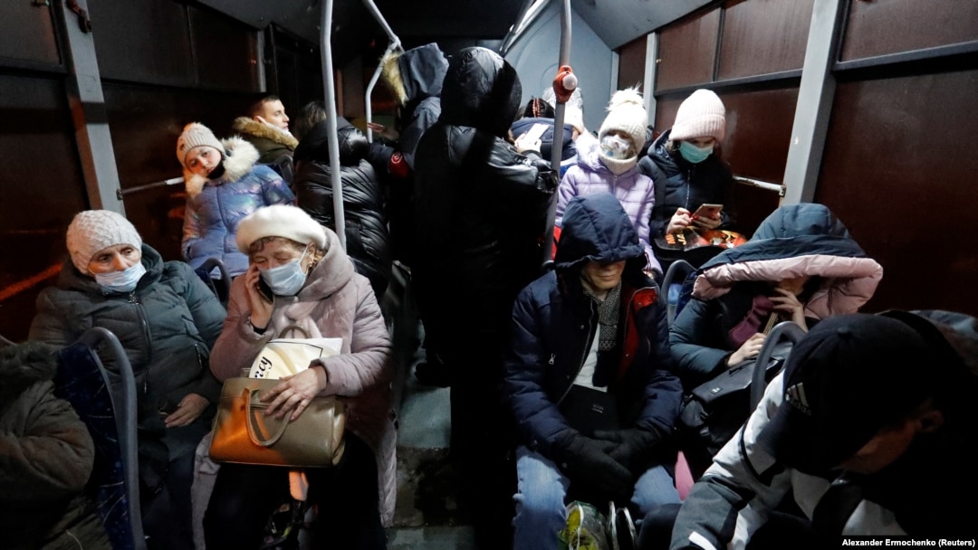 Građani Donjecka u autobusu za evakuaciju (Reuters/Alexander Ermochenko)