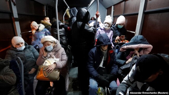 Cư dân thành phố Donetsk, đông Ukraine, do phiến quân kiểm soát, đang lên xe buýt để được sơ tán qua Nga.