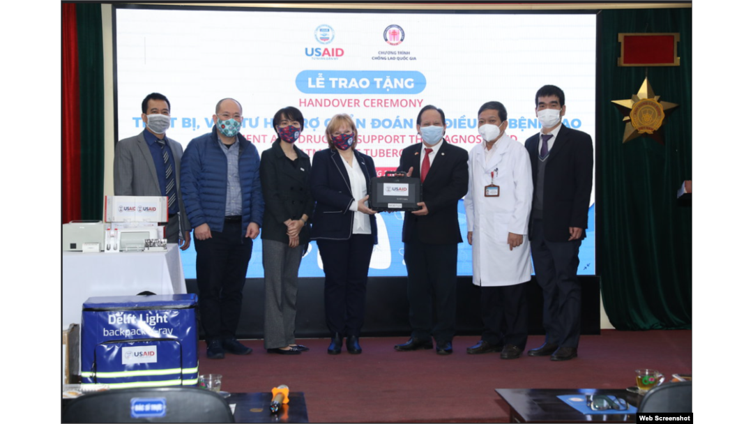 Giám đốc USAID Việt Nam Ann Marie Yastishock và Giám đốc Bệnh viện Phổi Trung ương, PGS. Tiến sĩ Nguyễn Viết Nhung, tham dự buổi lễ trao tặng được tổ chức tại bệnh viện 16/2/2022. Ảnh: Chương trình Chống lao Quốc gia Việt Nam