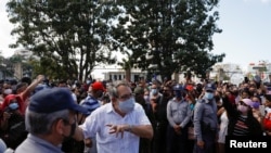 Varias personas que protestan se agolpan cerca de la embajada de Costa Rica después de que ese país impusiera requisitos de visa para los cubanos, en La Habana, Cuba, el 21 de febrero de 2022.