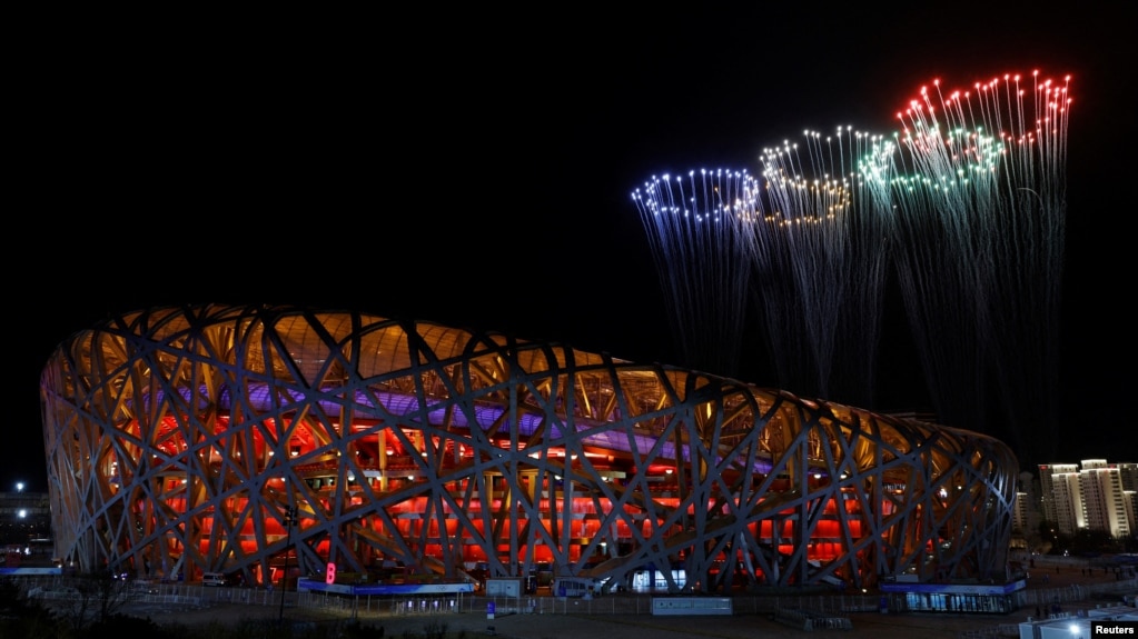 北京冬奥会闭幕式在国家体育馆举行时施放烟花。（2022年2月20日）(photo:VOA)