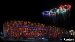北京冬奥会闭幕式在国家体育馆举行时施放烟花。（2022年2月20日）