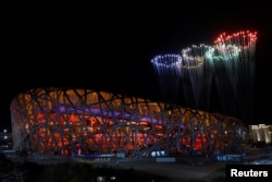 Kembang api meledak di atas Stadion Nasional, juga dikenal sebagai Sarang Burung, pada akhir upacara penutupan Olimpiade Musim Dingin Beijing 2022, di Beijing, China 20 Februari 2022. (Foto: REUTERS/Tyrone Siu)