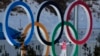 Seseorang berdiri di Cincin Olimpiade selama sesi pelatihan ski lintas alam sebelum dimulainya Olimpiade Musim Dingin 2022, di Zhangjiakou, China, 3 Februari 2022. (AP/Alessandra Tarantino)