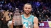 Stephen Curry brandit son trophée de meilleur joueur du All star game 2022, USA, le 20 février 2022.