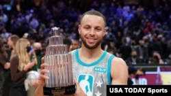 Stephen Curry brandit son trophée de meilleur joueur du All star game 2022, USA, le 20 février 2022.