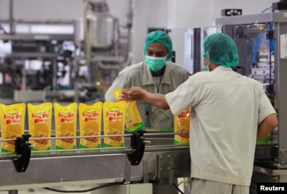 Sejumlah karyawan mengemas minyak goreng kemasan untuk dikirim di sebuah gudang milik Sinar Mas Agro Resources and Technology (SMART) di Marunda, Jawa Barat, 3 Mei 2012.(Foto: Reuters/Arsip)