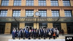 欧盟外交与安全政策高级代表博雷利(中)、法国外交部长勒德里昂(中右)和代表们在巴黎举行的首届欧盟-印太论坛上合影 (2022年2月22日)
