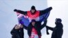 El medallista de oro de Nueva Zelanda Nico Porteous celebra tras la ceremonia de medallas en el ski halfpipe en los Juegos Olímpicos de Beijing el sábado 19 de febrero del 2022. 