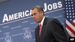 Chủ tịch Hạ viện John Boehner nói chuyện với phóng viên tại Điện Capitol, 18/12/2012