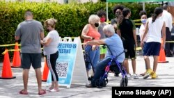Miami'de test kuyruğunda bekleyen Floridalılar
