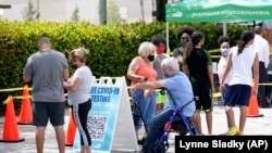 Orang-orang antre untuk tes COVID-19 di Miami-Dade County, 26 Juli 2021.(Foto: AP Photo/Lynne Sladky)