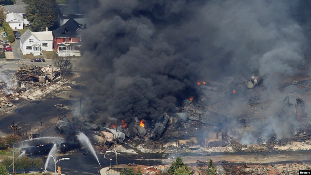 Ledakan akibat kereta berkecepatan tinggi yang membawa tangki minyak keluar rel di tingkungan meluncur ke kota Lac Megantic di Kanada (6/7). 