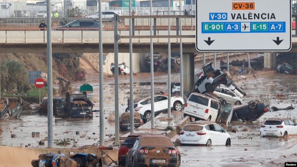 Damaged cars are seen along a road affected by torrential rains that caused flooding, on the outskirts of Valencia, Spain, October 31, 2024. (REUTERS/Eva Manez)