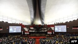 Some 575 Indonesian lawmakers are sworn in at the country's heavily barricaded parliament building, Oct. 1, 2019. 