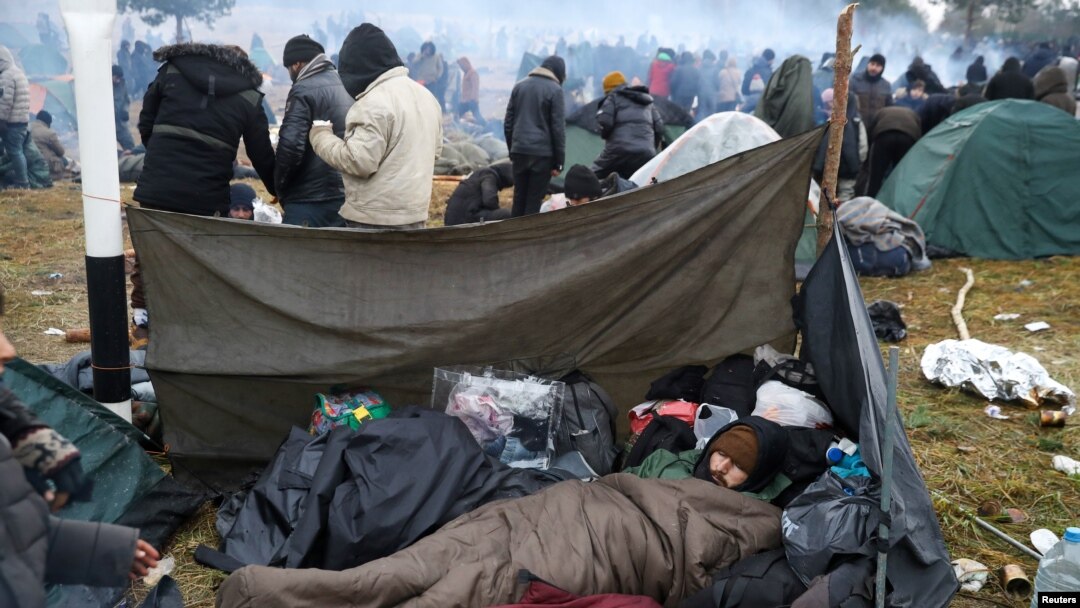 Migranti spavaju u kampu nedaleko od kontrolno punkta Bruzgi-Kuznica, na granici Belorusije i Poljske, u regionu Grodno, Belorusija, 18. novembra 2021.