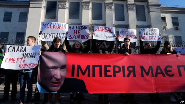 Người biểu tình đứng trước Đại sứ quán Nga ở Kiev, Ukraine, hôm 22/2 khẳng định "Chúng tôi không đầu hàng", "Donbass là Ukraine", "Đế chế phải chết". 