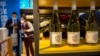 Rượu vang Úc tại Triển lãm Xuất Nhập khẩu Quốc tế Trung Quốc (CIIE) ở Thượng Hải ngày 5/112020. Trung Quốc vừa tuyên bố dỡ bỏ thuế quan áp lên rượu vang Úc trong 3 năm qua.