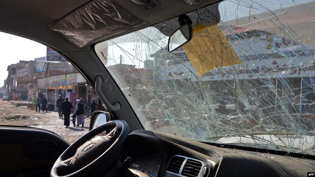 Mobil rusak di lokasi serangan bom mobil di Mosul yang menewaskan tiga orang, 9 November 2018.