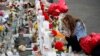 Gloria Garcés se arrodilla frente a las cruces en un monumento improvisado cerca de la escena de un tiroteo masivo en un complejo comercial el martes 6 de agosto de 2019 en El Paso, Texas. (Foto AP / John Locher).