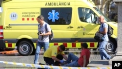 Assistance à un blessé, Barcelone, Espagne, le 17 août 2017.