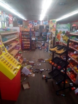 La escena en una tienda de Sparta, Carolina del Norte, tras el impacto de un sismo el 9 de agosto del 2020. (Michael Hull via AP)