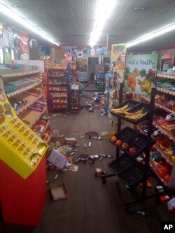 La escena en una tienda de Sparta, Carolina del Norte, tras el impacto de un sismo el 9 de agosto del 2020. (Michael Hull via AP)