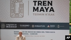 El presidente mexicano, Andrés Manuel López Obrador, a la izquierda, habla durante una ceremonia en Lázaro Cárdenas, estado de Quintana Roo, México. 1 de junio de 2020.