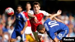 Eden Hazard de Chelsea en duel avec Hector Bellerin d'Arsenal lors d’un match de Premier League au Stamford Bridge, Angleterre, 19 septembre 2015.