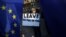 Pristalica Brexita pred britanskim parlamentom, foto Reuters/Dylan Martinez