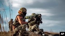 ARHIVA - Ukrajinski vojnici sa lanserom projektila "Džavelin" (Foto: AP/Ukrainian Defense Ministry Press Service)