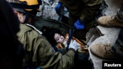以色列与土耳其救援人员在土耳其城市卡赫拉曼马什拉的地震废墟中救出一名14岁的姑娘。（2023年2月9日）
