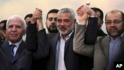 Pejabat senior Hamas, mantan PM Palestina Ismail Haniyeh (tengah) dan Wakil Ketua Hamas, Moussa Abu Marzouk (kanan/ foto: dok). Hamas menyambut baik keputusan Mahkamah Uni Eropa.