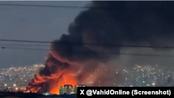 تصویر منتسب به آتش‌سوزی بزرگ پس از حمله یکشنبه در خیابان موسوم به «فدائیان اسلام» پشت بانک ملی - دوشنبه ۱۰ فروردین