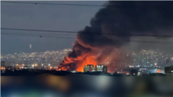 تصویر منتسب به آتش‌سوزی بزرگ پس از حمله یکشنبه در خیابان موسوم به «فدائیان اسلام» پشت بانک ملی - دوشنبه ۱۰ فروردین