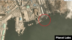 22일 북한 남포의 석탄 항구에 약 155m 길이의 대형 선박이 정박한 가운데, 선박의 적재함과 바로 옆 부두에 석탄으로 보이는 검정색 물체가 쌓여있다. 사진제공=Plane Labs