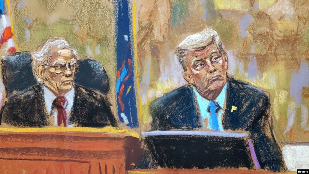 El juez Arthur Engoron, a la izquierda, y el expresidente Donald Trump, durante el juicio por fraude en la corte de Manhattan, en Nueva York, EEUU, el 6 de noviembre de 2023.
