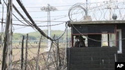 한국의 판문점 인근 비무장지대 초소에서 병사들이 경계근무를 하고 있다. (자료사진)