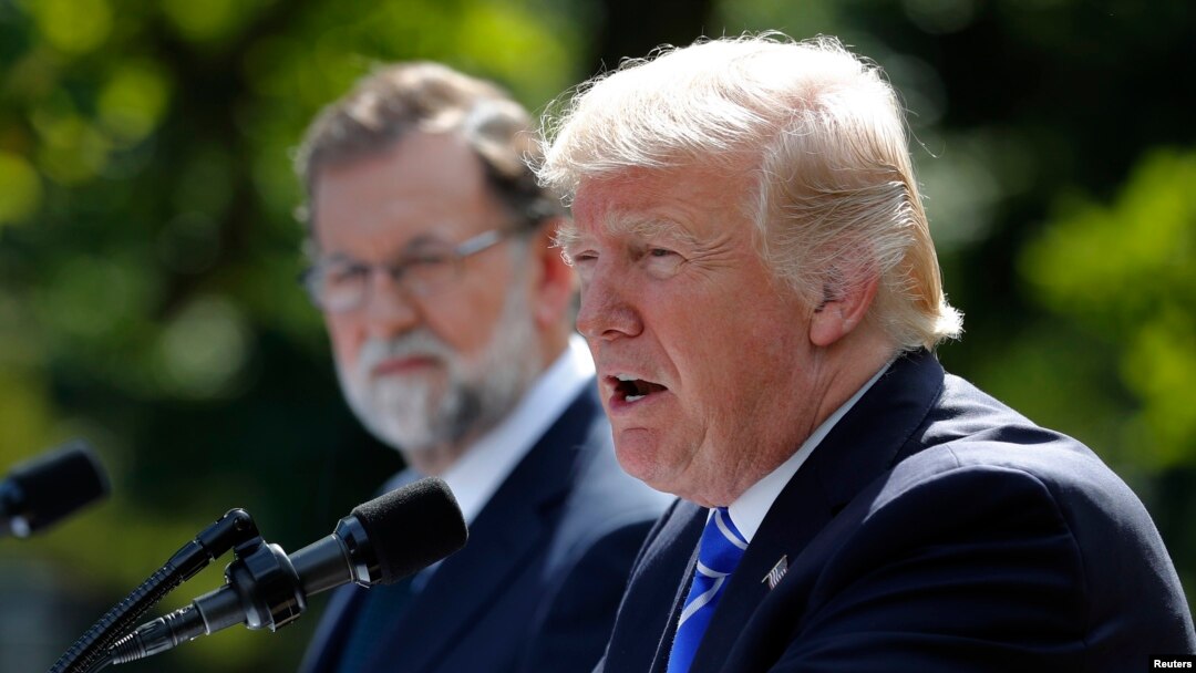 Tổng thống Mỹ Donald Trump phát biểu trong cuộc họp báo chung với Thủ tướng Tây Ban Nha Mariano Rajoy trong Vườn Hồng Tòa Bạch Ốc, Washington, ngày 26 tháng 9, 2017.