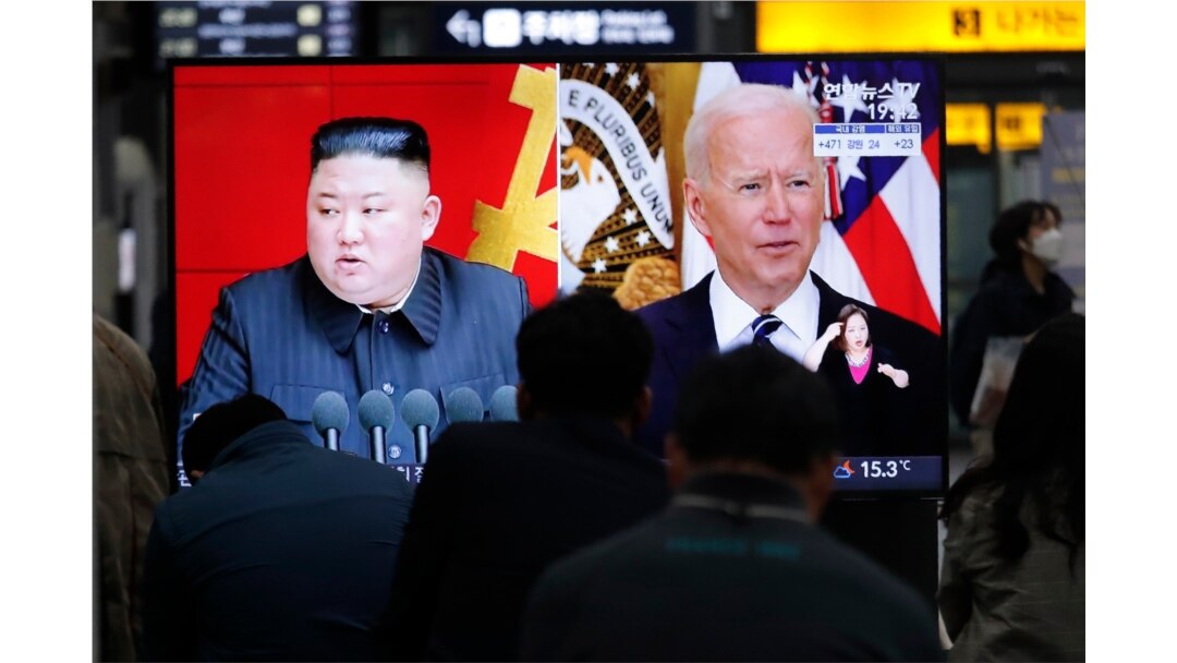 Gambar pemimpin Korea Utara Kim Jong Un dan Presiden AS Joe Biden selama siaran berita di Stasiun Kereta Api Suseo di Seoul, Korea Selatan, 26 Maret 2021. (Foto: AP)