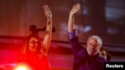 Rais wa zamani wa Brazil na mgombea urais aliyeshinda Luiz Inacio Lula da Silva na mkewe Rosangela Lula da Silva, katika mkutano wa usiku wa uchaguzi siku ya marudio ya uchaguzi wa rais wa Brazil, huko Sao Paulo, Brazil, Oktoba 30, 2022. REUTERS