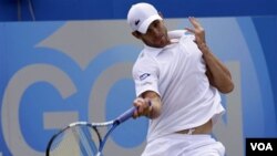 Andy Roddick mengembalikan pukulan bola Andy Murray dalam pertandingan semifinal kejuaraan "the Queen's Club grass court" di London, Inggris, 11 Juni 2011. (Foto:dok)