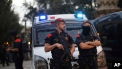 Polisi berjaga di depan pintu masuk gedung Parlemen Catalonia di Barcelona, Spanyol, 10 Oktober 2017. (Foto: dok).