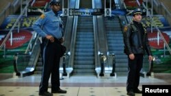 Agentes de policía vigilan en la estación del metro de Secaucus, en Nueva Jersey.